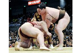 Hakuho improves to 6-1 at spring sumo