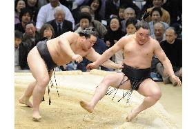 Asashoryu remains unbeaten on 9th day at spring sumo