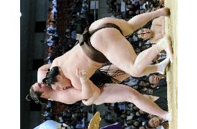 Hakuho beats Wakanoho at spring sumo