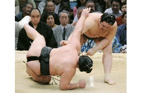 Asashoryu whips Kyokutenho to remain in lead at spring sumo