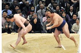 Hakuho defeated by Chiyotaikai at spring sumo