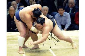 Asashoryu falls to 2nd defeat, tied with Hakuho at spring sumo