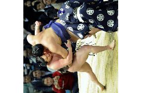 Asashoryu falls to 2nd defeat, tied with Hakuho at spring sumo