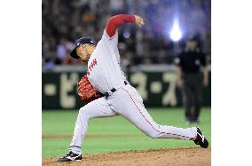 Red Sox beat Yomiuri 9-2, Okajima greeted by camera flashes