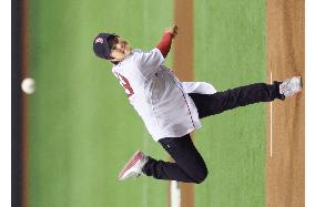 Popular Japanese teen golfer Ishikawa throws ceremonial pitch