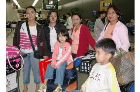 3 Japanese-Filipino children, Filipino mothers arrive in Japan