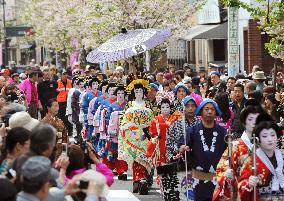 Feudal-era entertainers' procession features Asakusa festival