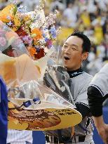 Kanemoto gets 2,000th career hit