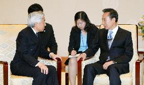S. Korean Pres. Lee meets with Emperor Akihito