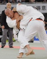 Ishii wins national judo title, Olympic berth
