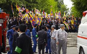 Protesters gather at university just before China Hu's speech