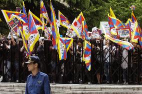 Protesters gather at university just before China Hu's speech