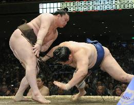 Hakuho wins on 1st day of summer sumo