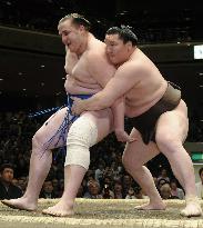 Hakuho beats Baruto to remain undefeated at summer sumo