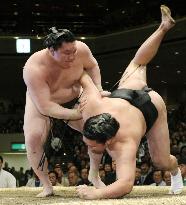 Asashoryu still chasing, Hakuho in front at summer sumo