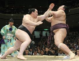 Asashoryu stays hot on trail of Hakuho at summer sumo