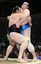 Kotooshu gains flawless mark at summer sumo
