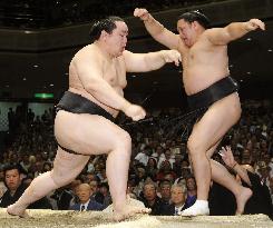 Asashoryu gains 5th win at summer sumo