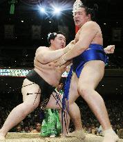 Asashoryu beats Kakuryu at summer sumo