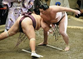 Hakuho, Kotooshu still in front at summer sumo