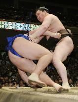 Hakuho undefeated at summer sumo, shares lead with Kotooshu