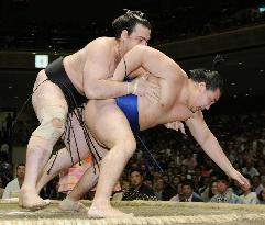 Kotooshu maintains flawless record at summer sumo