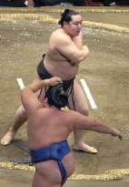 Asashoryu improves record to 9-1 at summer sumo