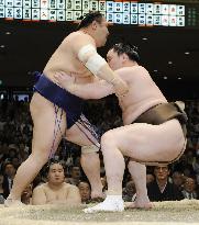 Hakuho beats Chiyotaikai at summer sumo