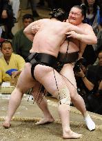 Kotooshu downs Hakuho to maintain lead at summer sumo