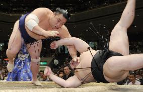 Asashoryu beaten by Chiyotaikai at summer sumo