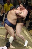 Mongolian yokozuna Hakuho suffers 3rd loss at summer sumo