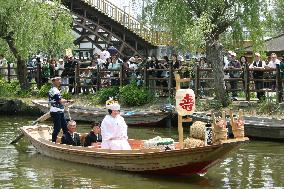 Traditional bride-on-the-boat wedding ceremony