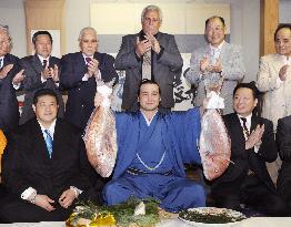 Kotooshu celebrates after clinching Emperor's Cup