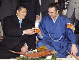 Kotooshu celebrates with stable master after Emperor's Cup