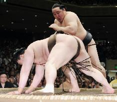 Asashoryu downs Hakuho in all-yokozuna bout at summer sumo