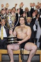 Kotooshu wins 1st Emperor's Cup with 14-1 record