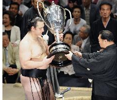 Kotooshu wins 1st Emperor's Cup with 14-1 record