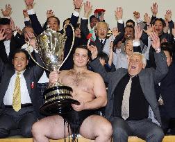 Kotooshu wins 1st Emperor's Cup with 14-1 record at summer sumo