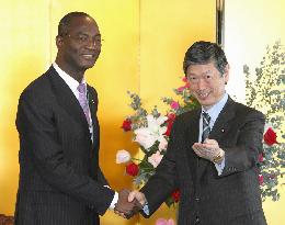 Komura meets with Ivory Coast development minister Bouabre