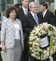 Australian Prime Minister Rudd pays respects at Hiroshima