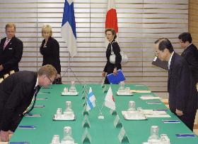 Finnish Prime Minister Vanhanen talks with Fukuda
