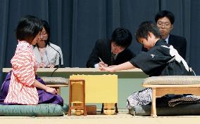 Shogi enjoying popularity among children as educational tool
