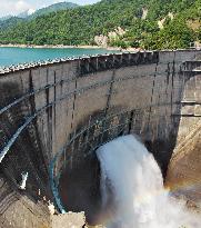 Kurobe Dam turns on the tap: 15 tons of water gush out per sec.