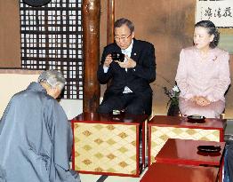 U.N. chief Ban, his wife attend Japanese tea ceremony in Kyoto