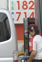 Retail gasoline prices rise to 180 yen at many gas stations