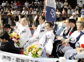 Kabuki actors take part in annual cruising on Osaka river