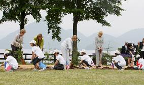 Wives of G-8 leaders plant trees at Lake Toya park