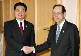 Chinese President Hu talks with Japanese Prime Minister Fukuda