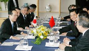 Chinese President Hu talks with Japanese Prime Minister Fukuda