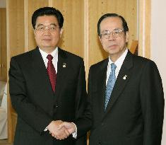 Chinese President Hu meets Japanese Prime Minister Fukuda